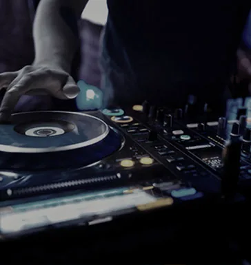 DJ ekipmanıyla uygulamalı çalışma