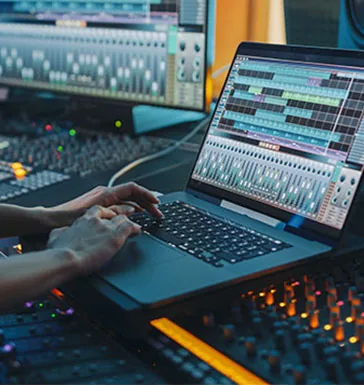 Stüdyoda bilgisayarla müzik prodüksiyonu